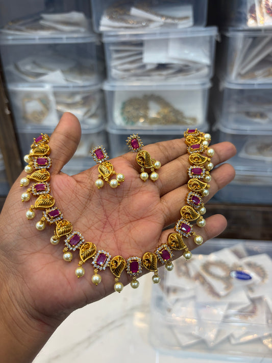 Kemp stone with pearl hanging necklace with earrings