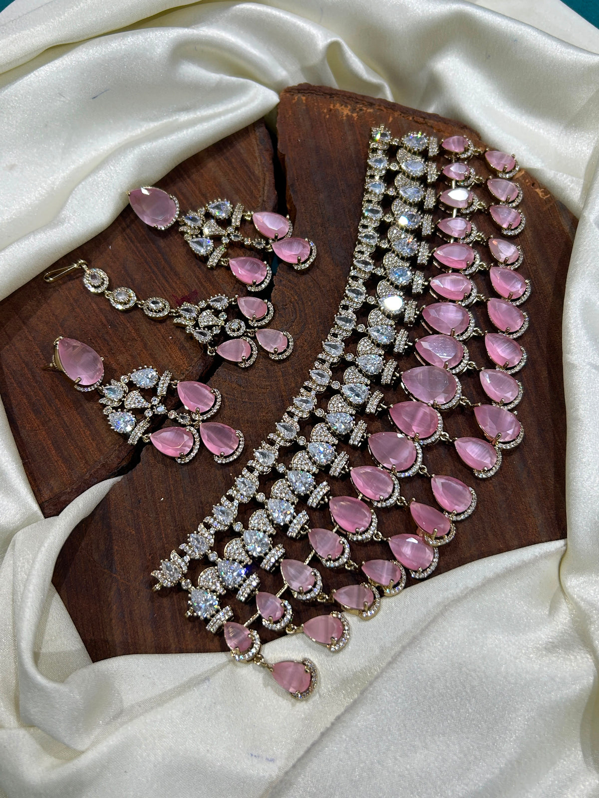 Multi layer Victorian polish bridal chocker with earrings and tikka