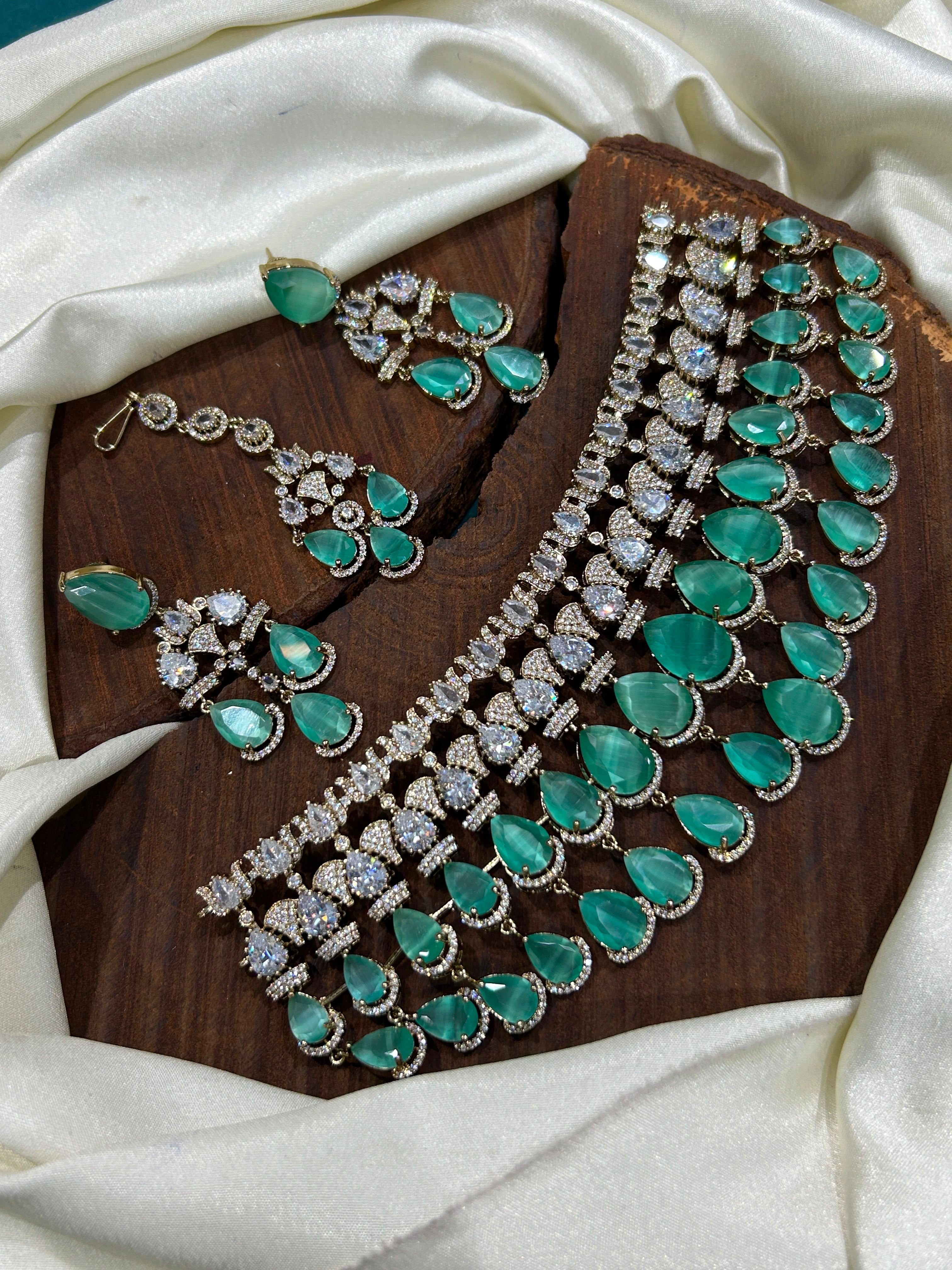 Multi layer Victorian polish bridal chocker with earrings and tikka