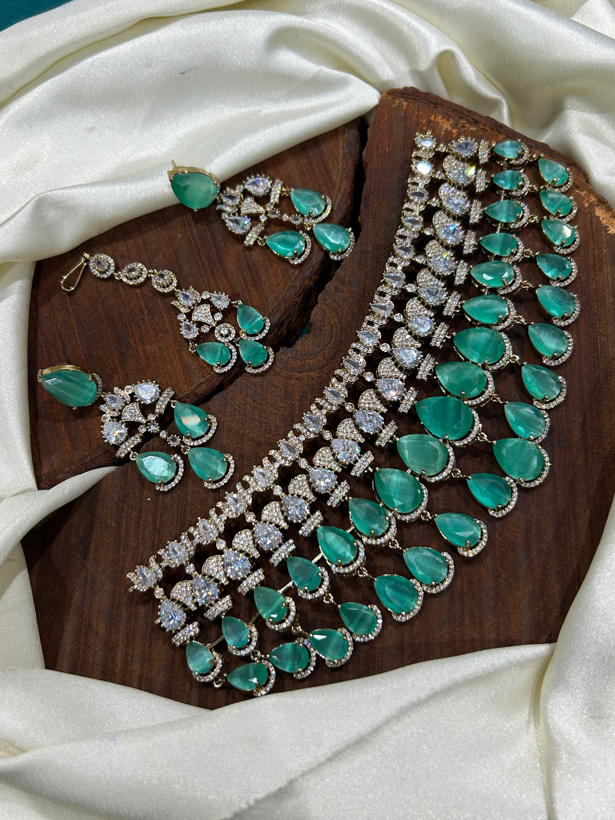 Multi layer Victorian polish bridal chocker with earrings and tikka