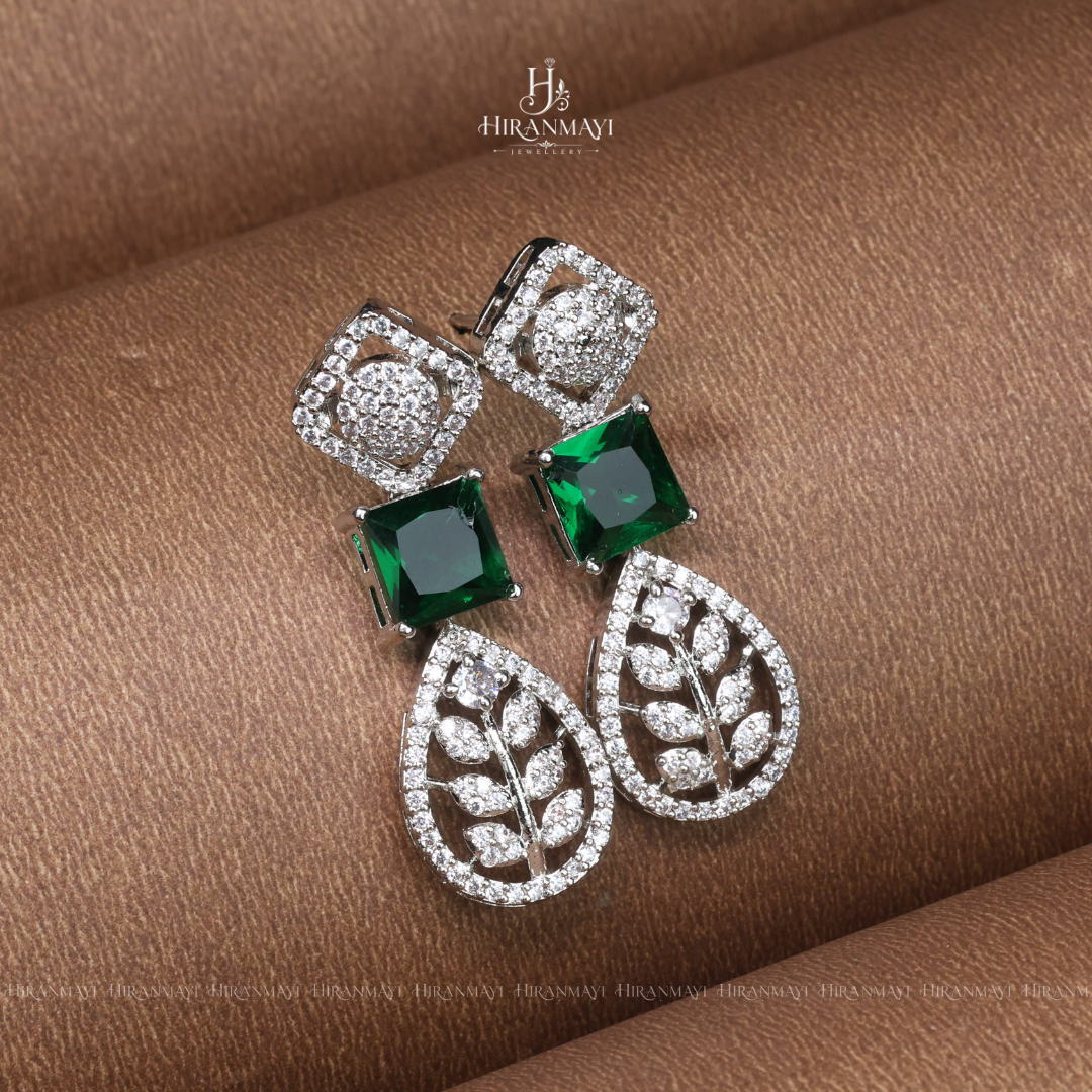 Leaf pattern with white and bold emerald stone necklace