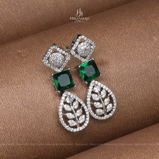 Leaf pattern with white and bold emerald stone necklace
