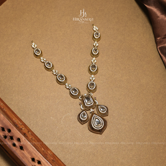 Peacock feathers pattern necklace with white stones