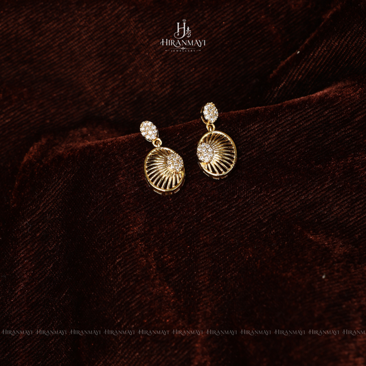 Shell model stone studded necklace