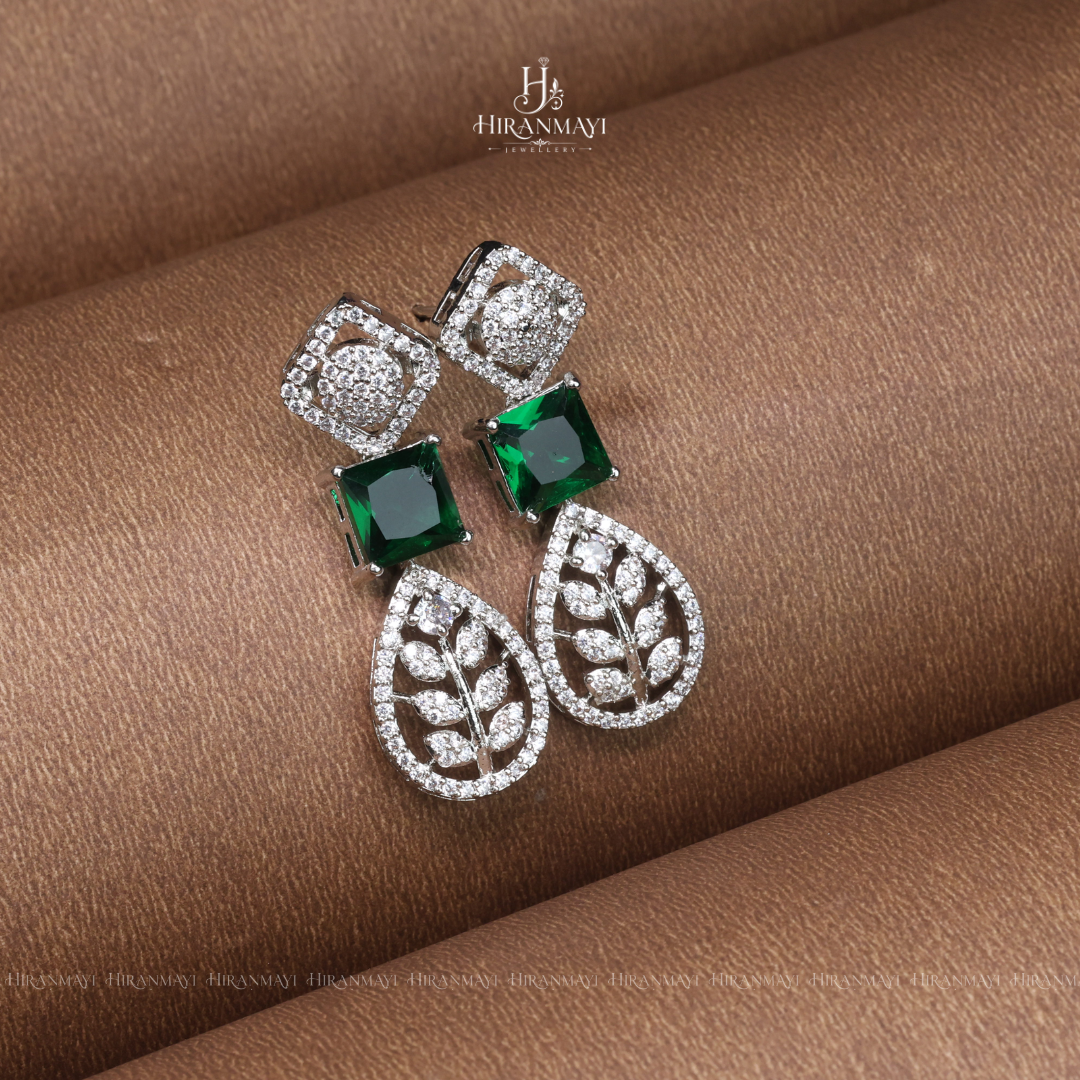 Leaf pattern with white and bold emerald stone necklace