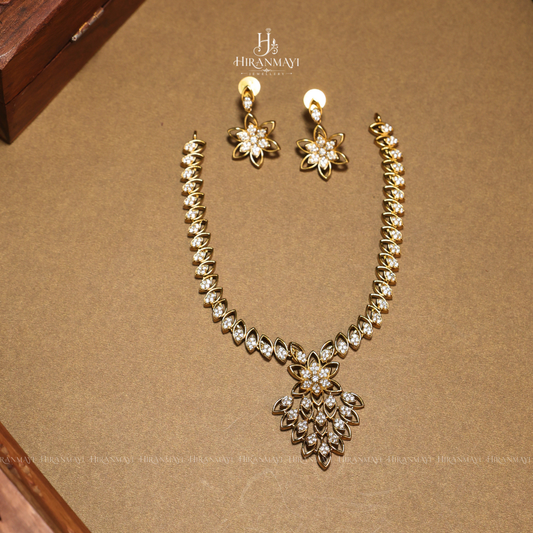 Leaf pattern white stone necklace