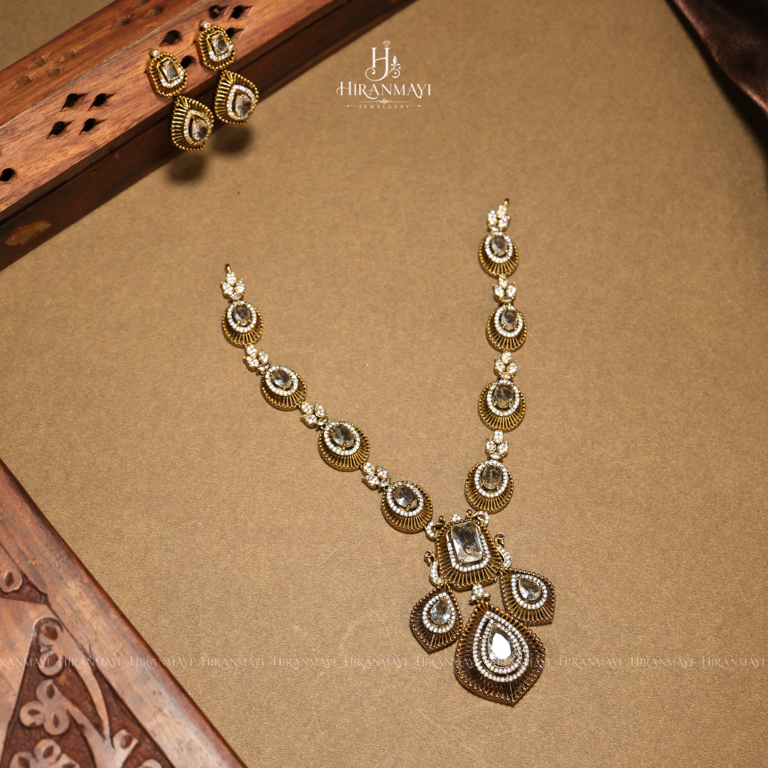 Peacock feathers pattern necklace with white stones