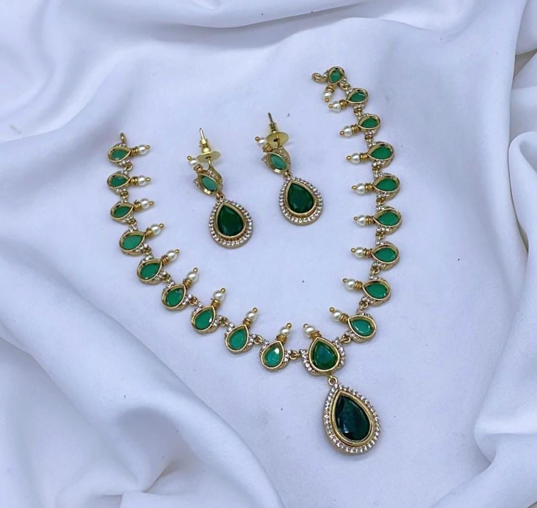 Bold stone lotus cut necklace with earrings
