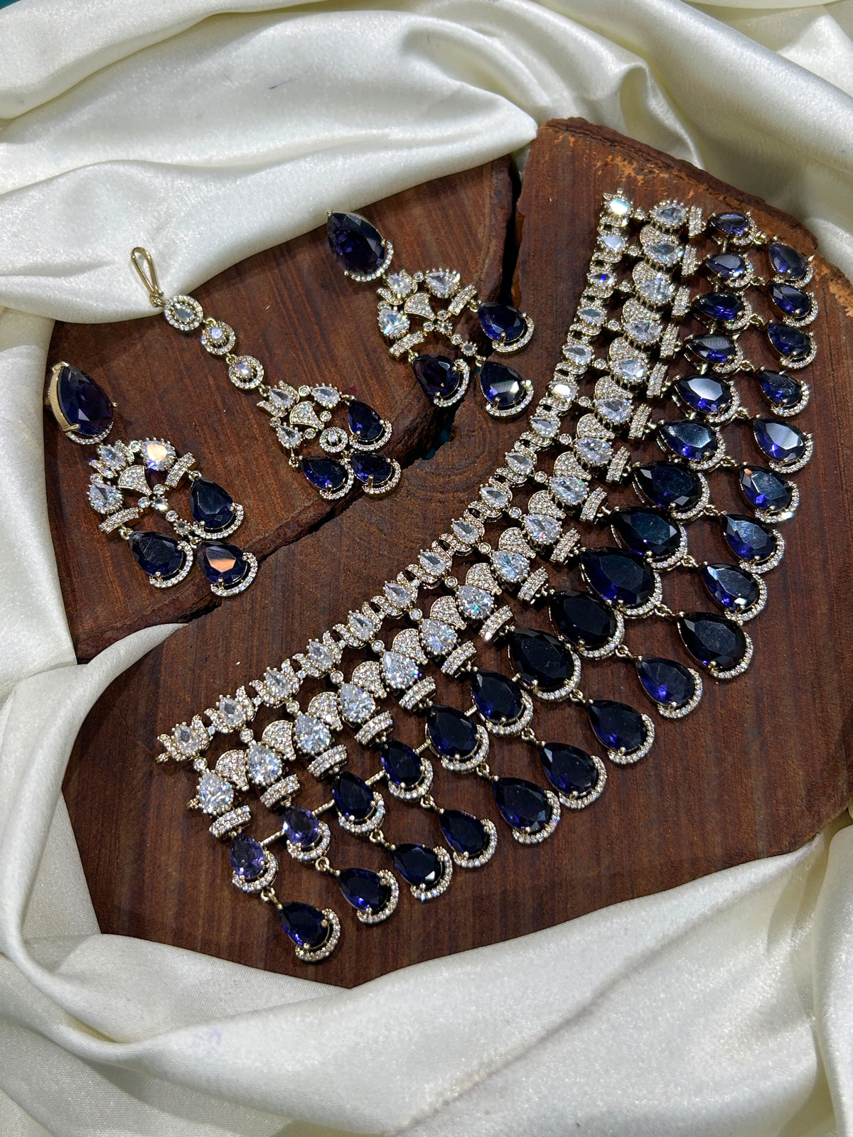 Multi layer Victorian polish bridal chocker with earrings and tikka
