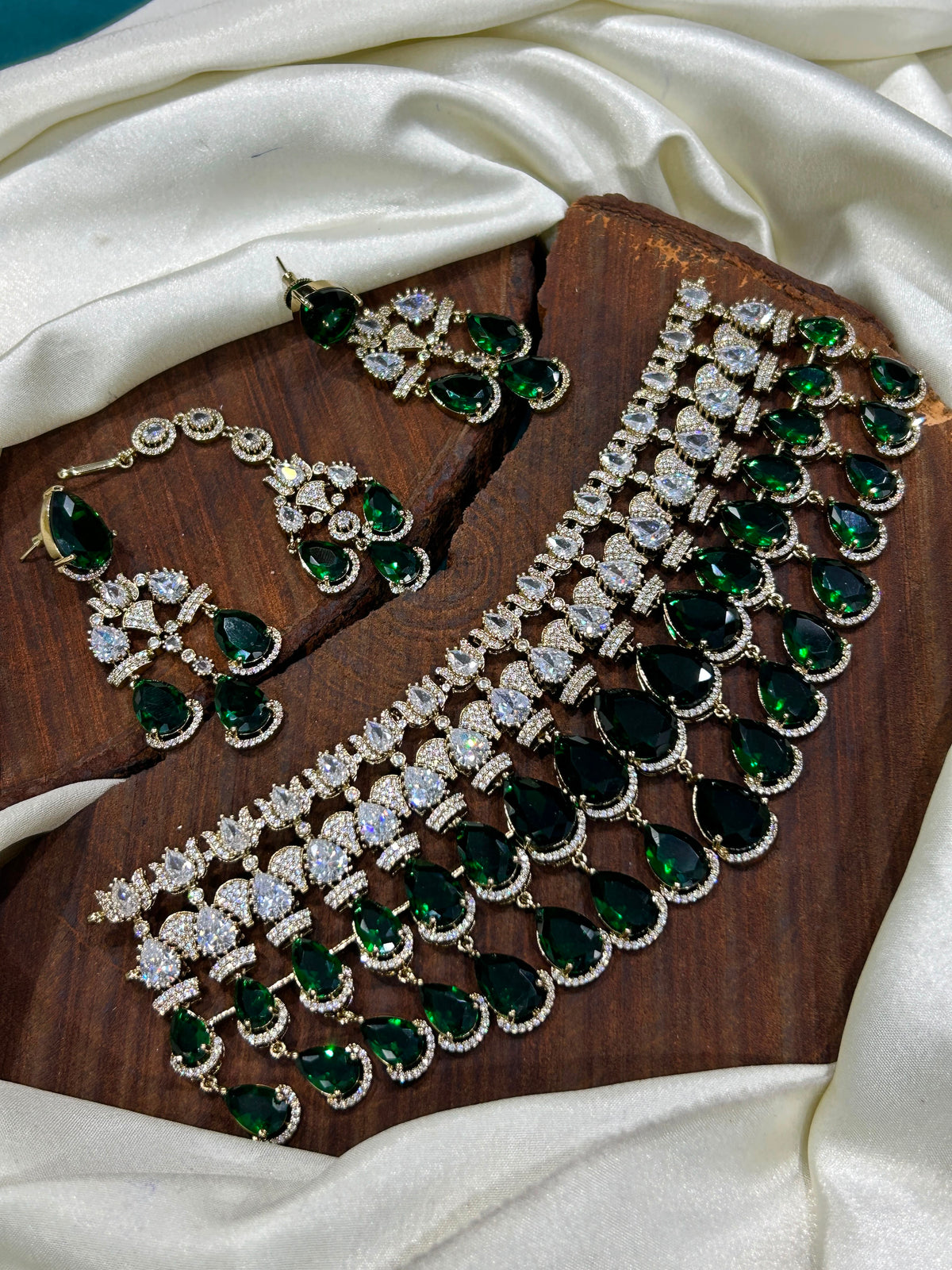 Multi layer Victorian polish bridal chocker with earrings and tikka