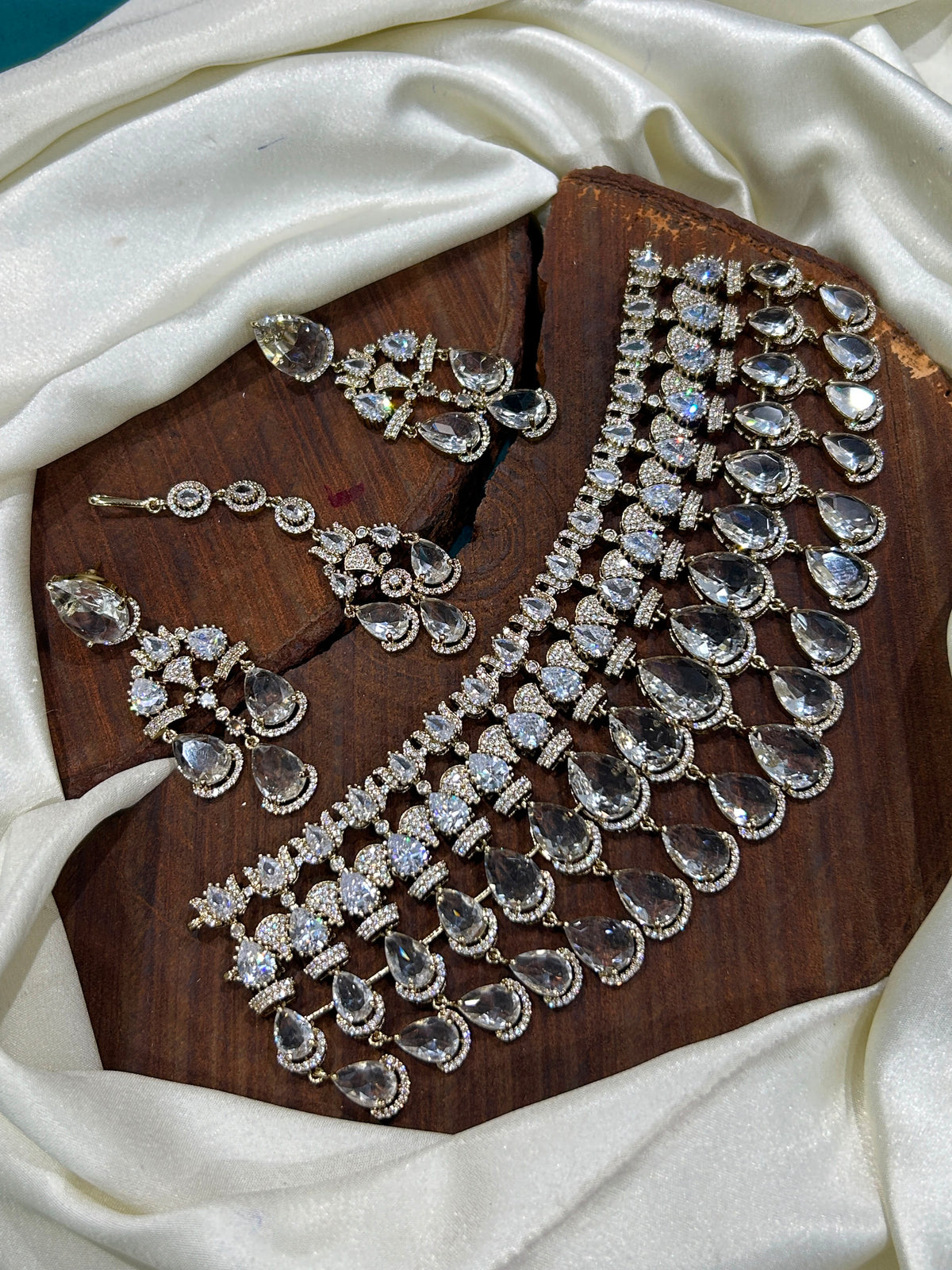 Multi layer Victorian polish bridal chocker with earrings and tikka