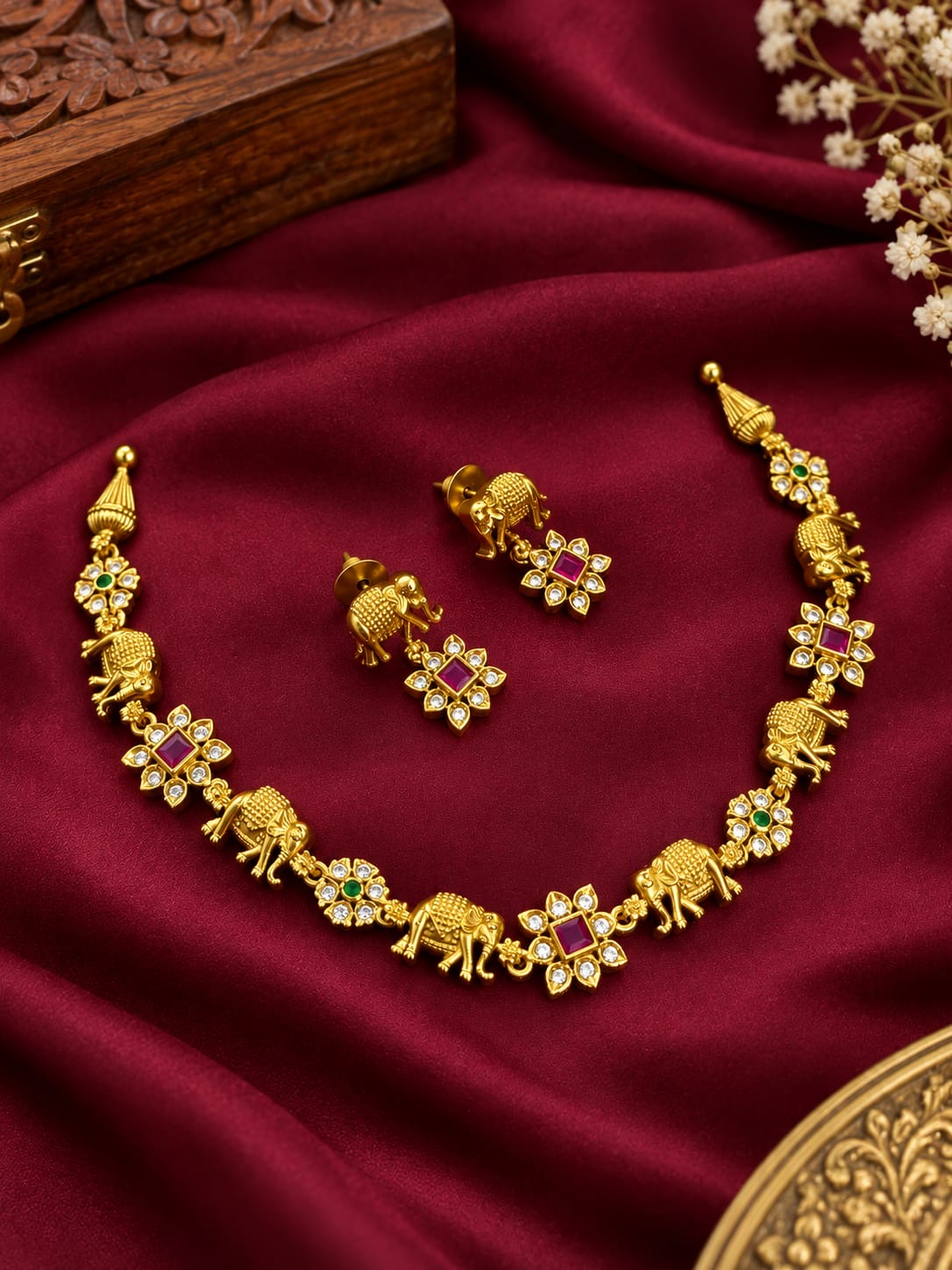 Minimal necklace with earrings