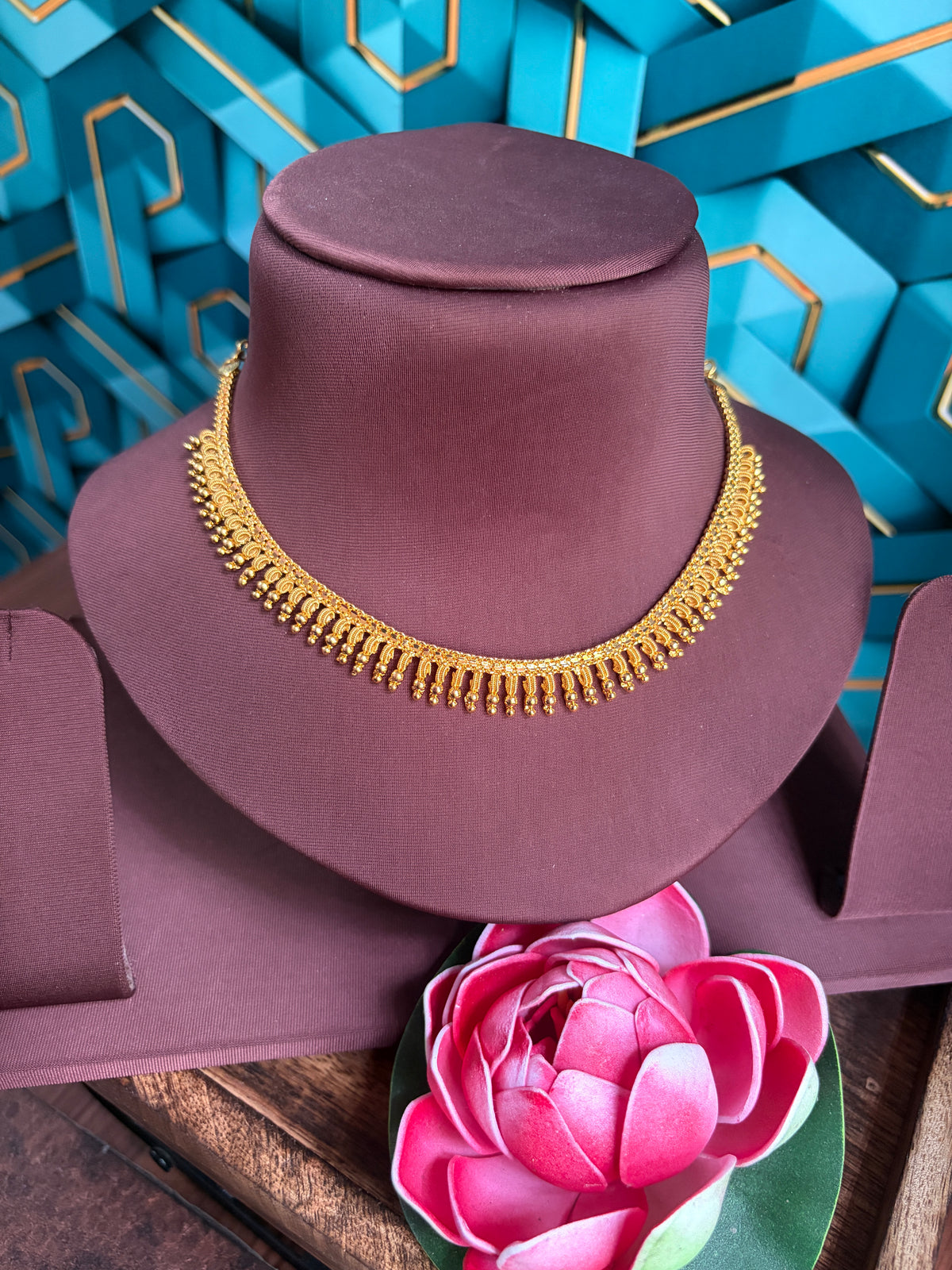Arumbu gold polish necklace