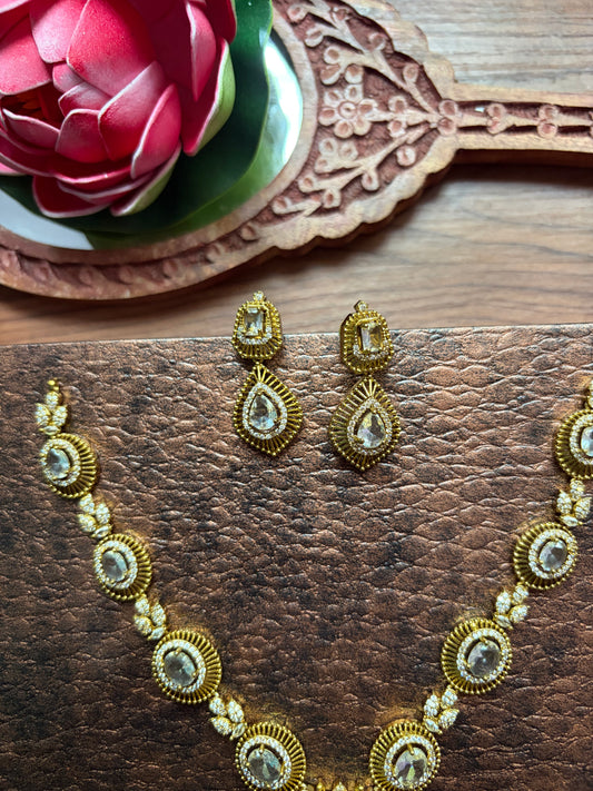 Peacock feathers pattern necklace with white stones