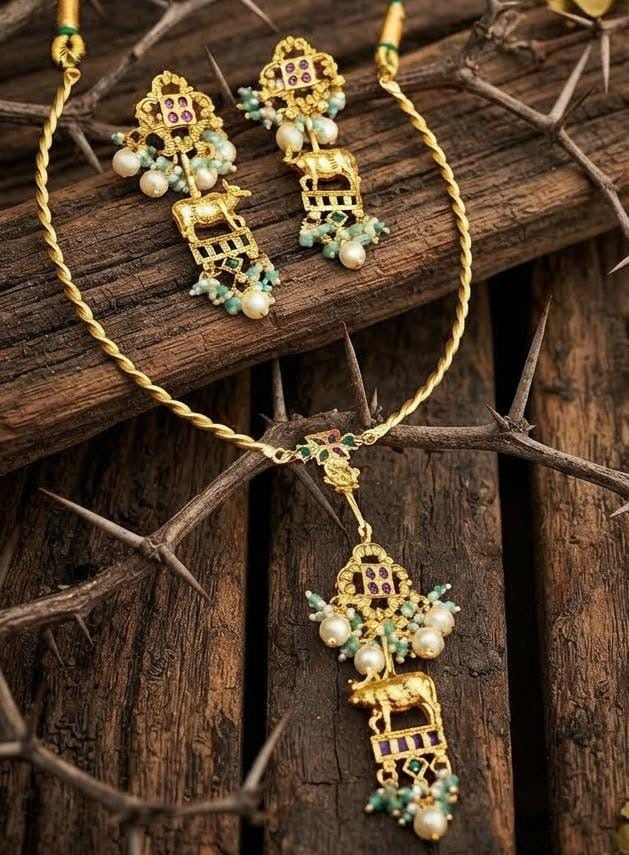 Statement hasli necklace with earrings