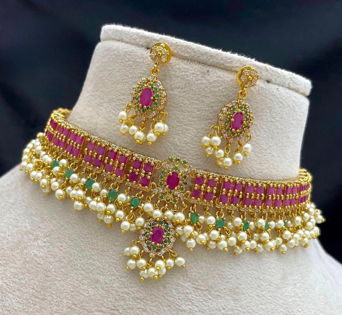 Guttapusulu chocker with earrings
