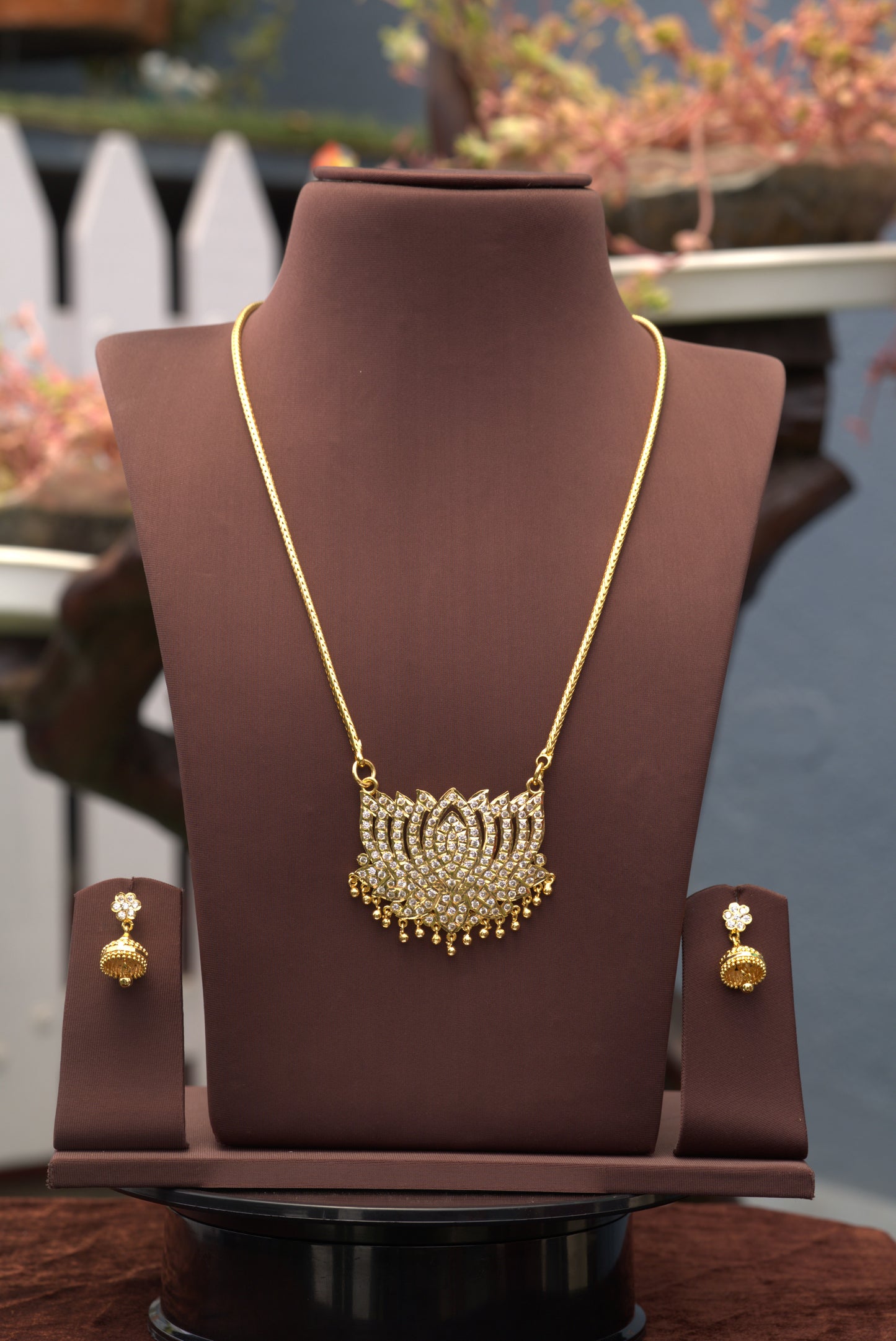 LONG CHAIN WITH LOTUS PENDANT WITH EARINGS
