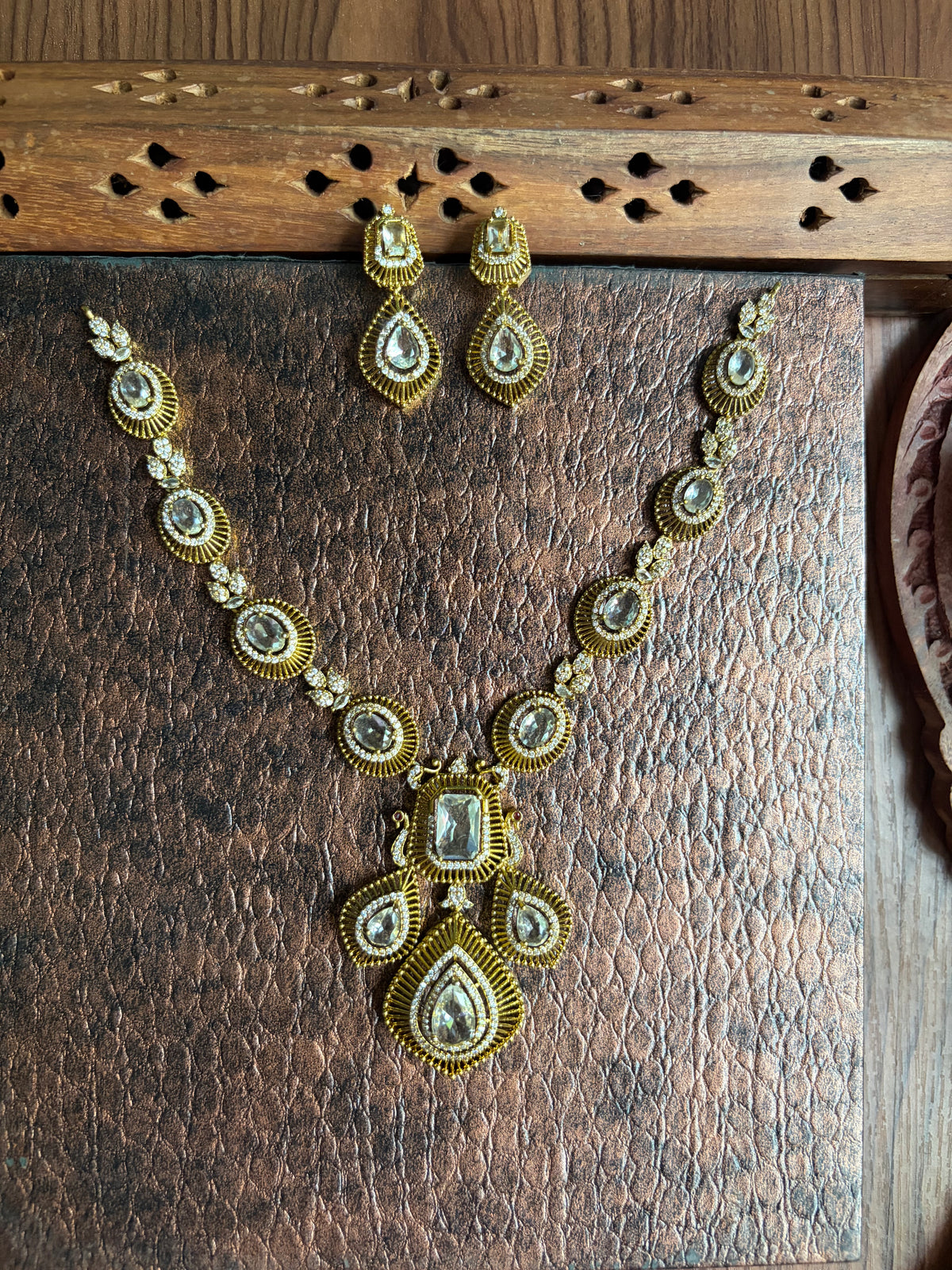 Peacock feathers pattern necklace with white stones