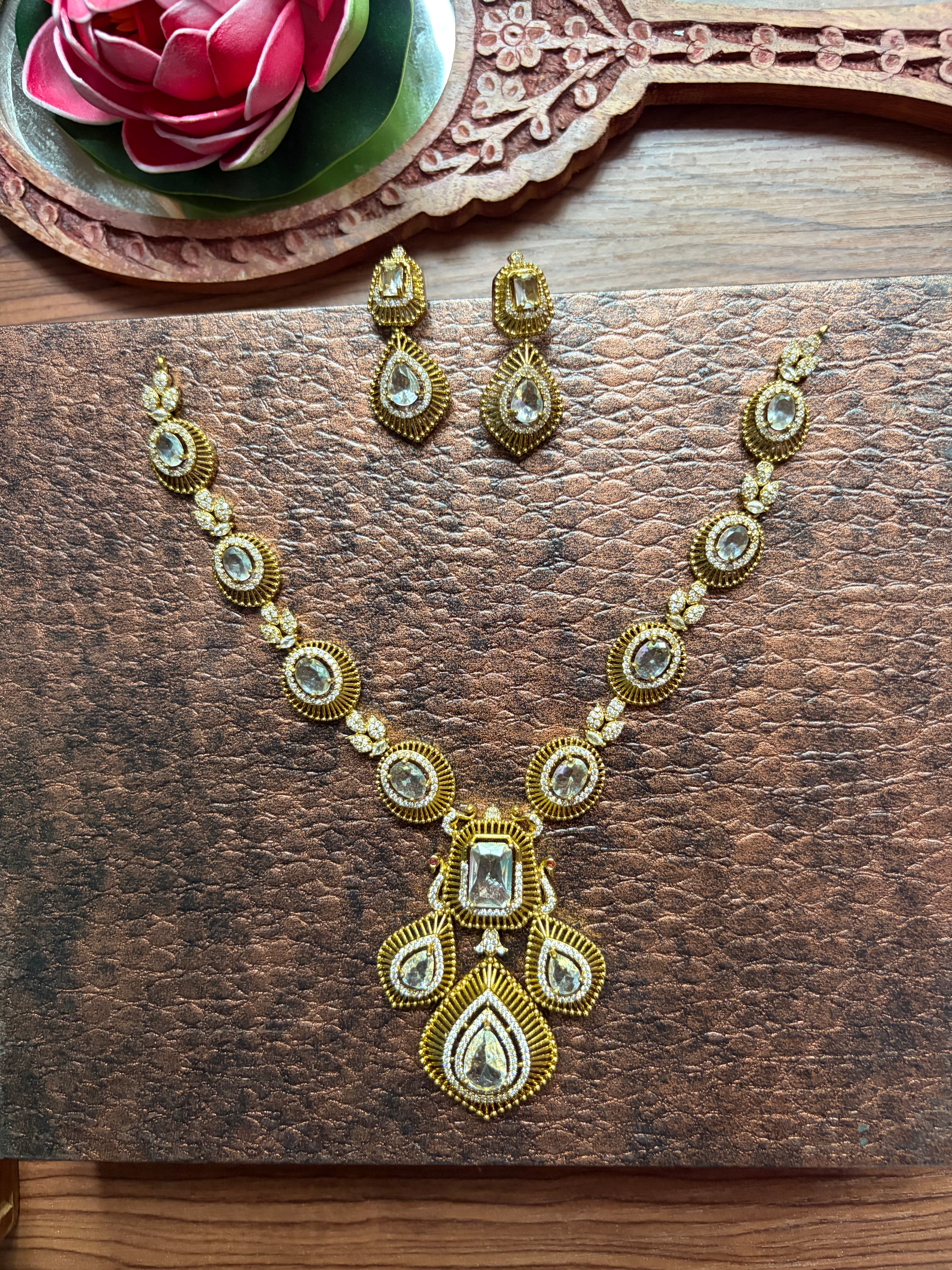 Peacock feathers pattern necklace with white stones