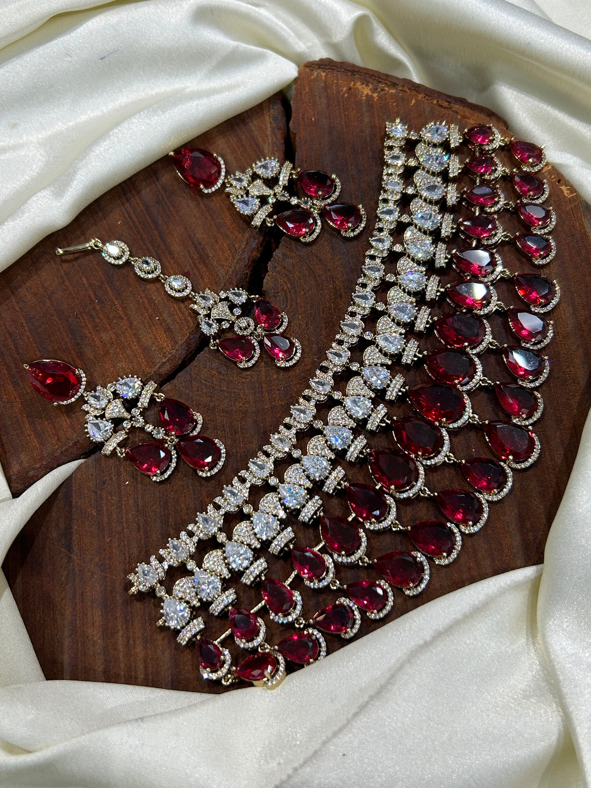 Multi layer Victorian polish bridal chocker with earrings and tikka