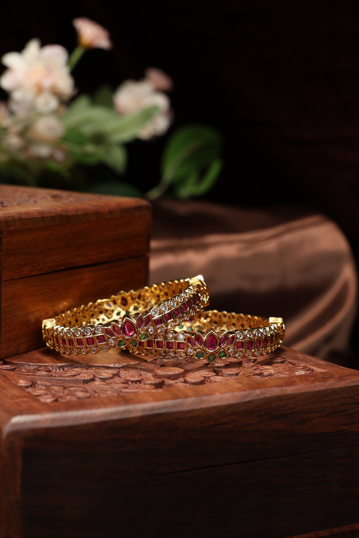 kemp stone with lotus mottif bangles