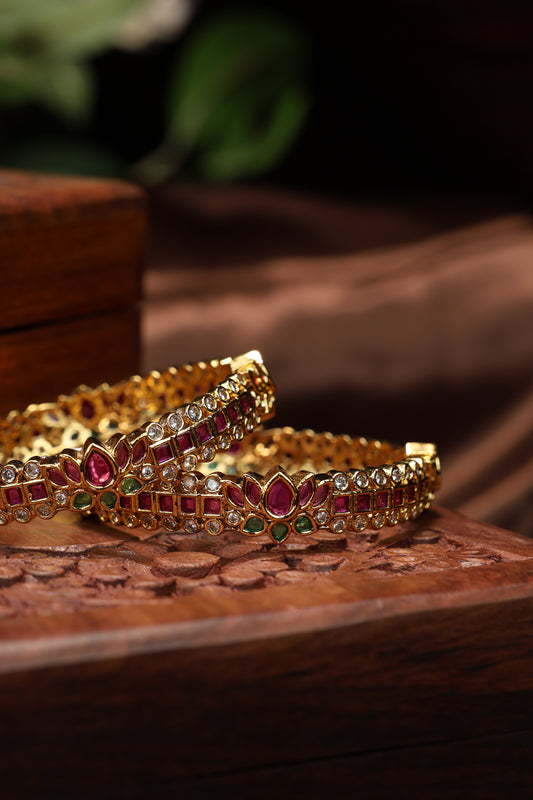 kemp stone with lotus mottif bangles