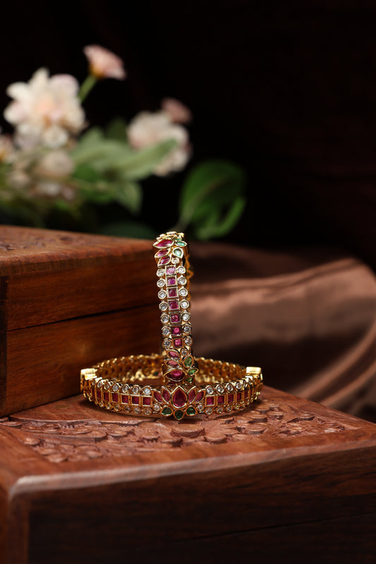 kemp stone with lotus mottif bangles