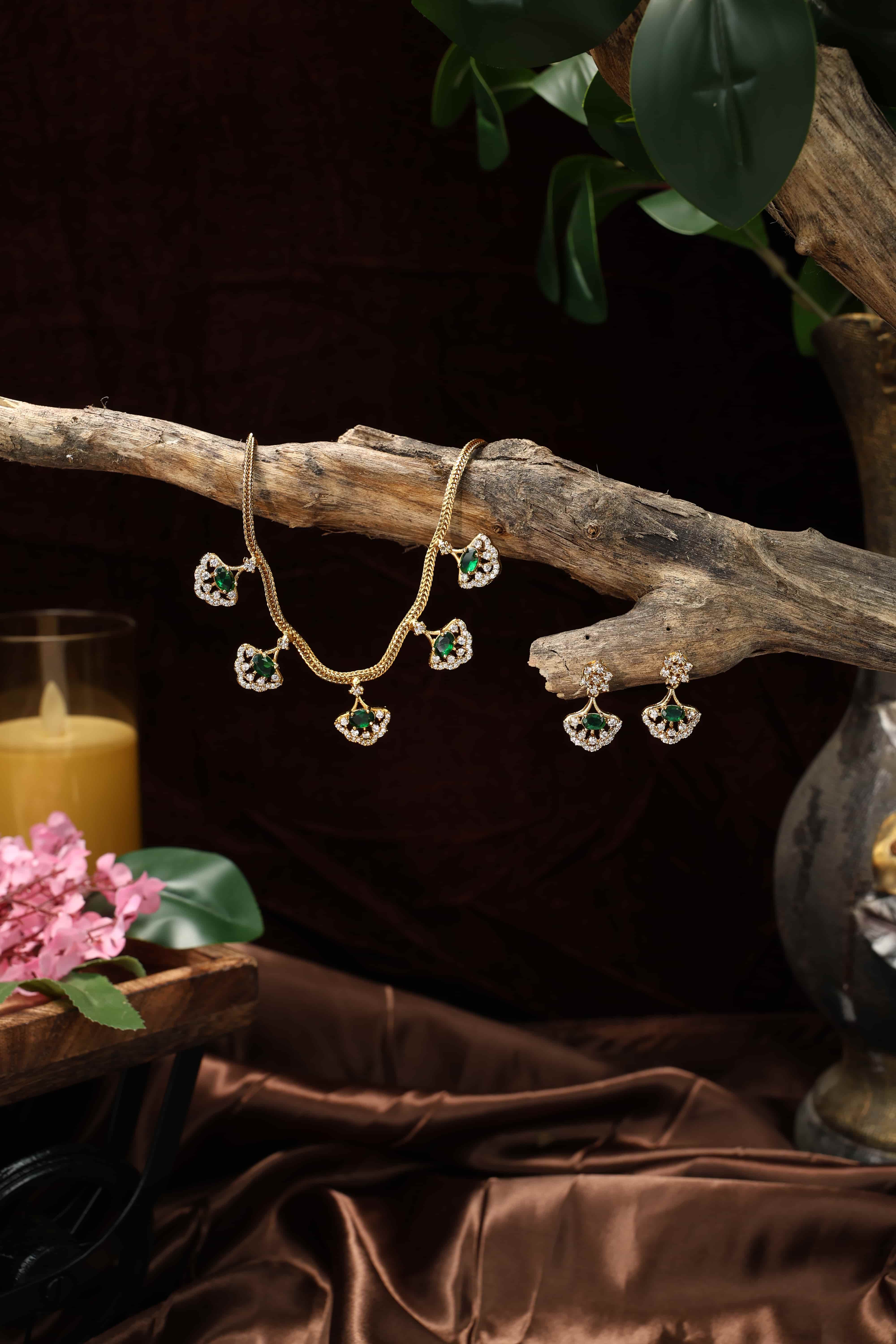 Diamong replica leaf pattern neclace-green