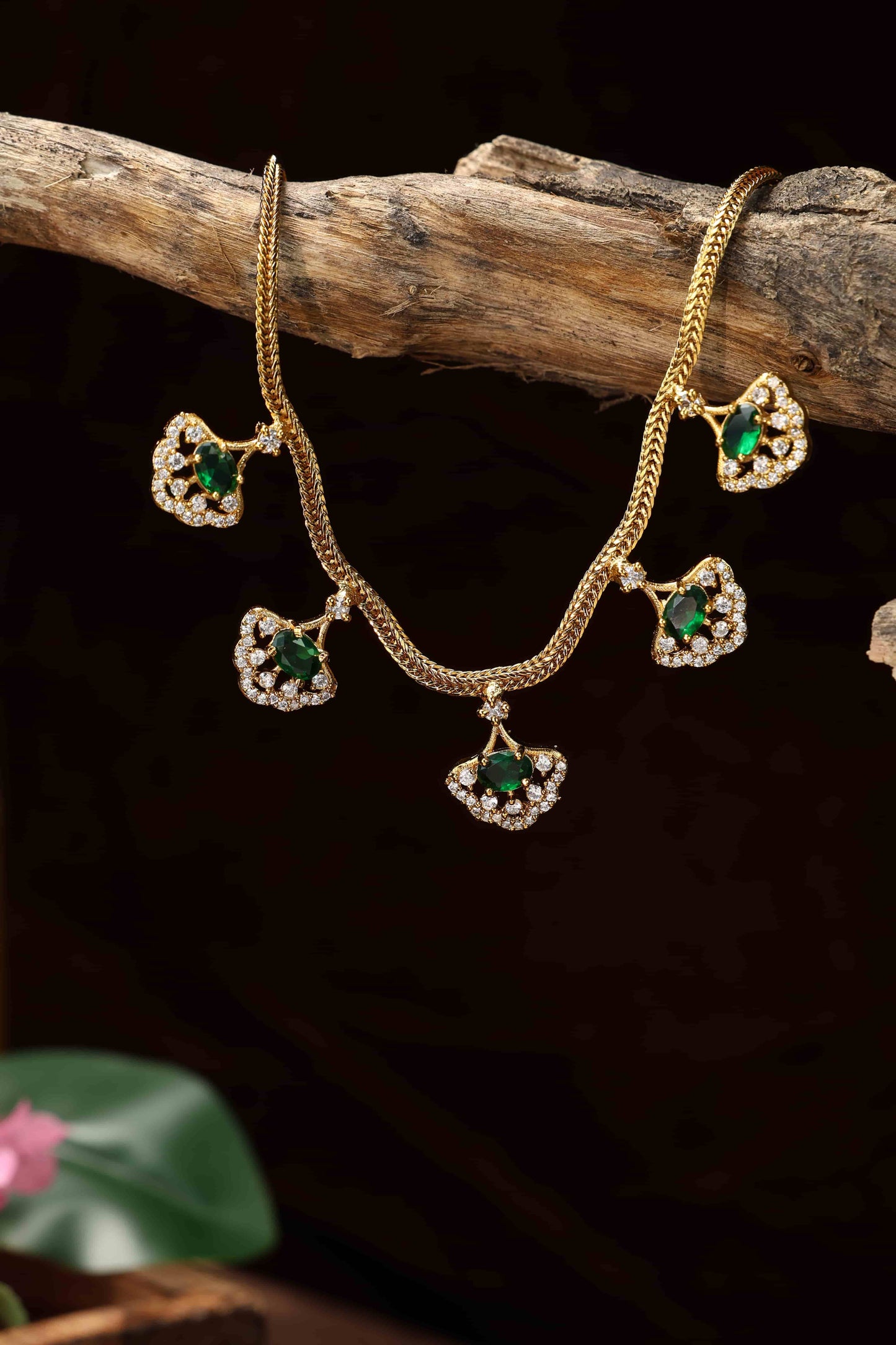 Diamong replica leaf pattern neclace-green