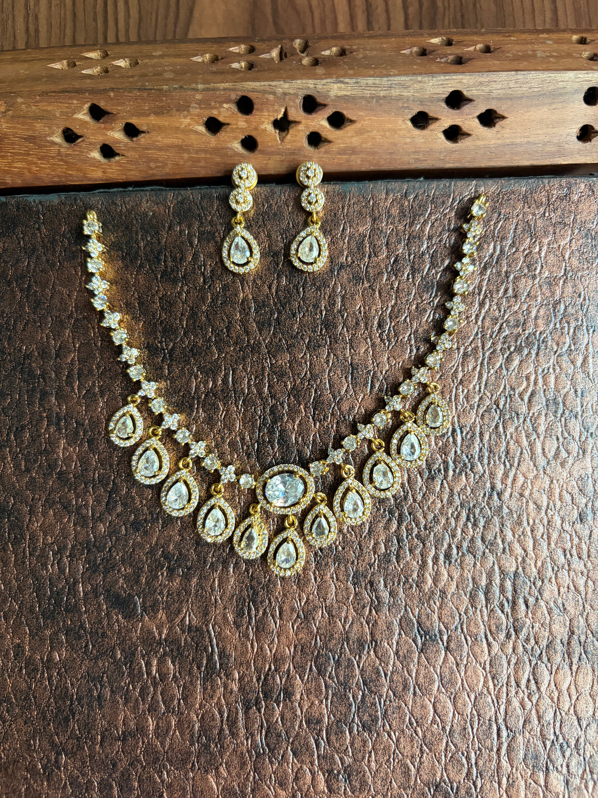 White stones necklace with earrings