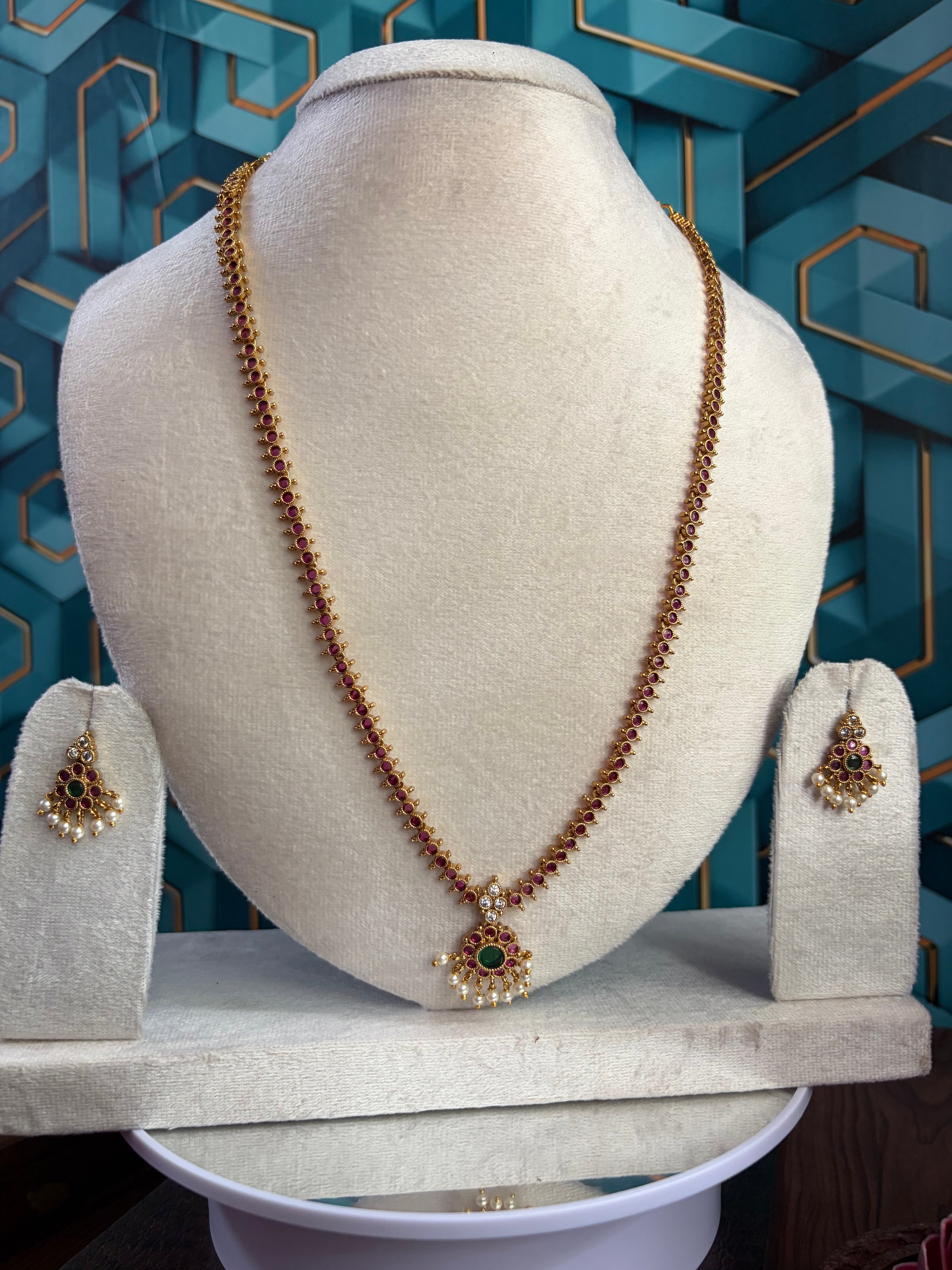 Kemp stone haram with earrings