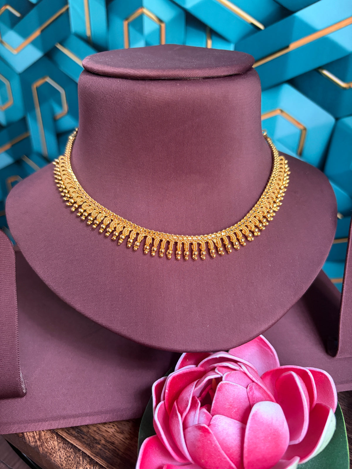 Arumbu gold polish necklace