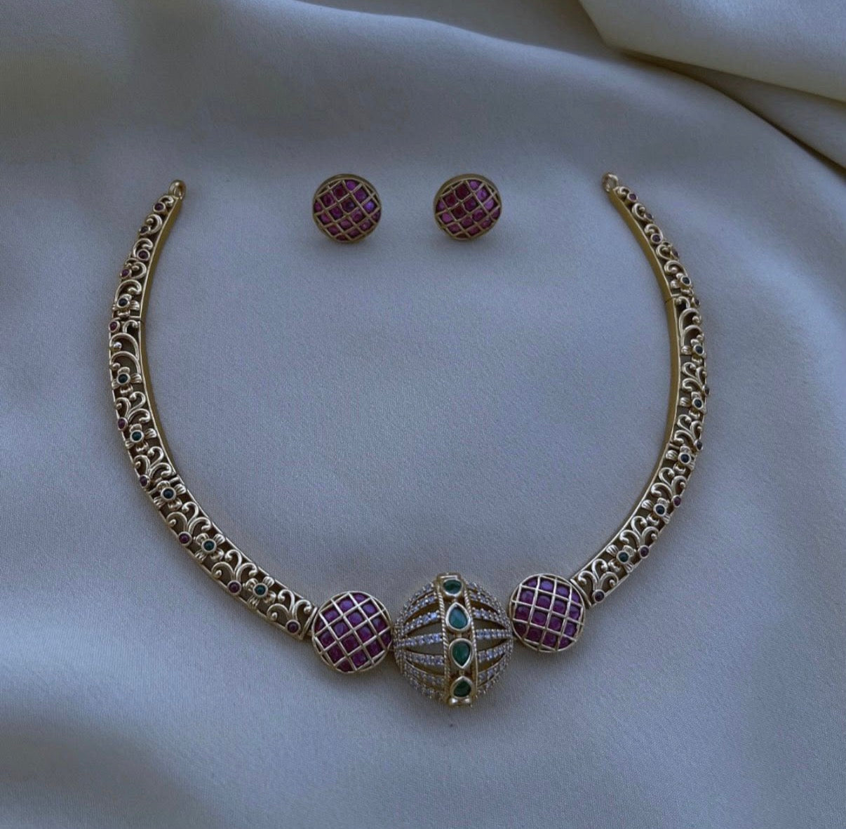 Hasli pattern kemp stone necklace with stud