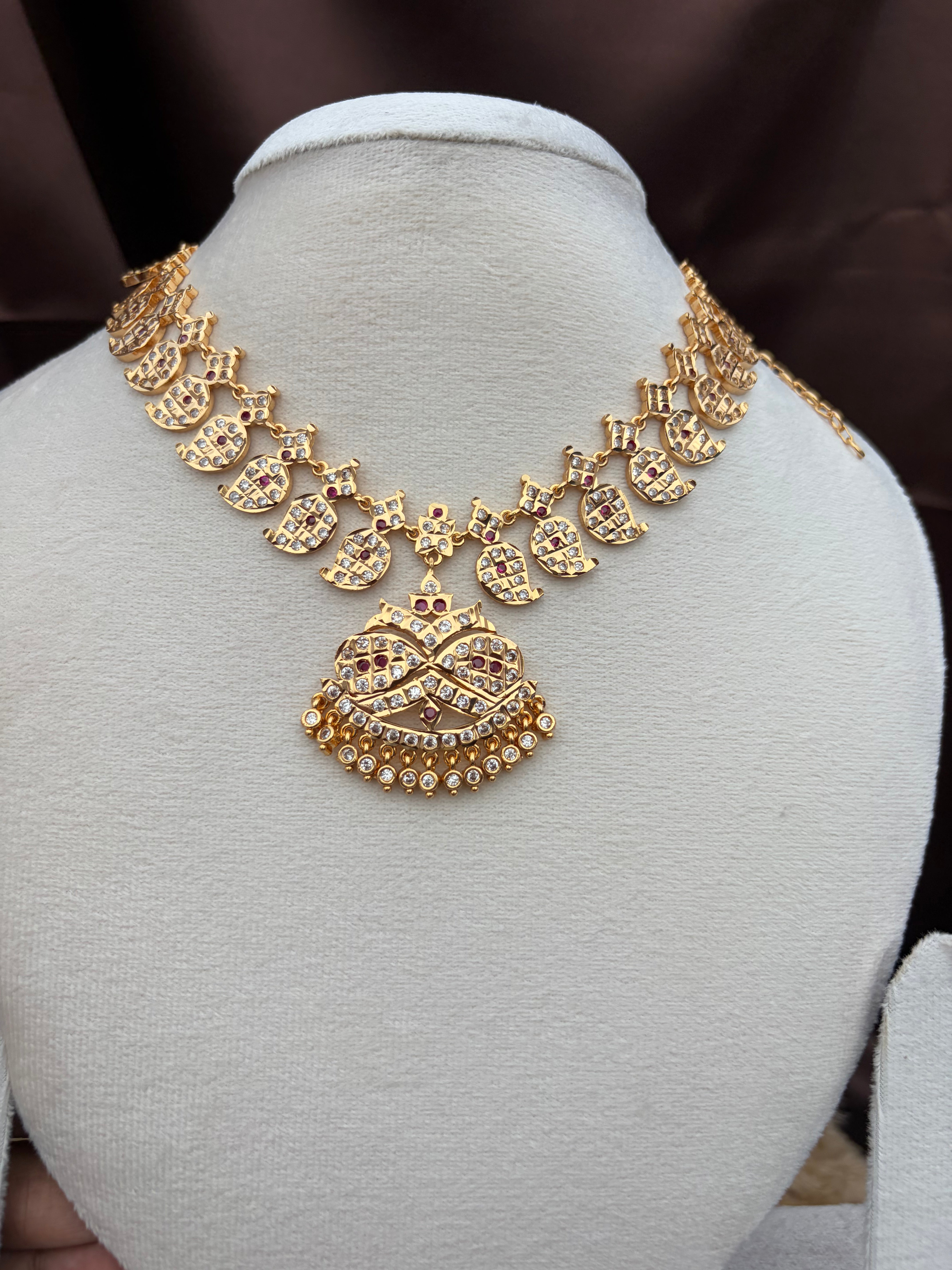 bold manga motif with pendant impon necklace