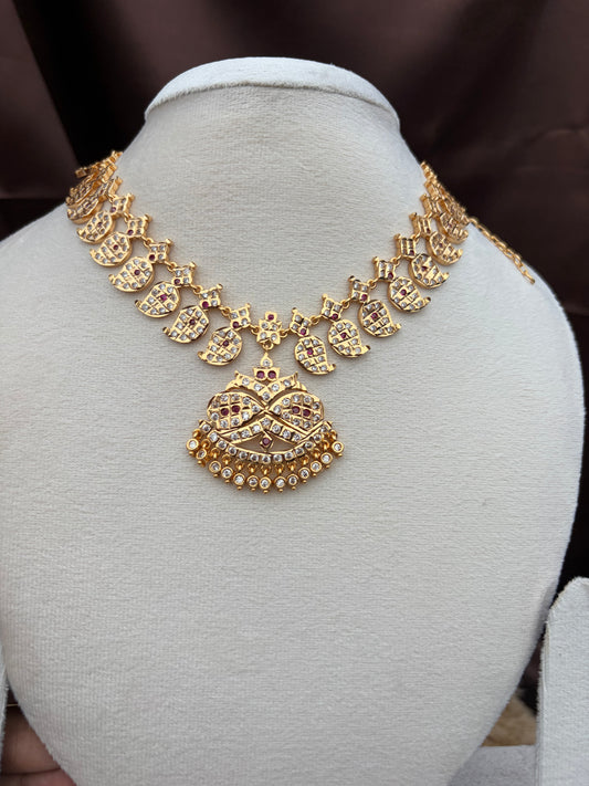 bold manga motif with pendant impon necklace