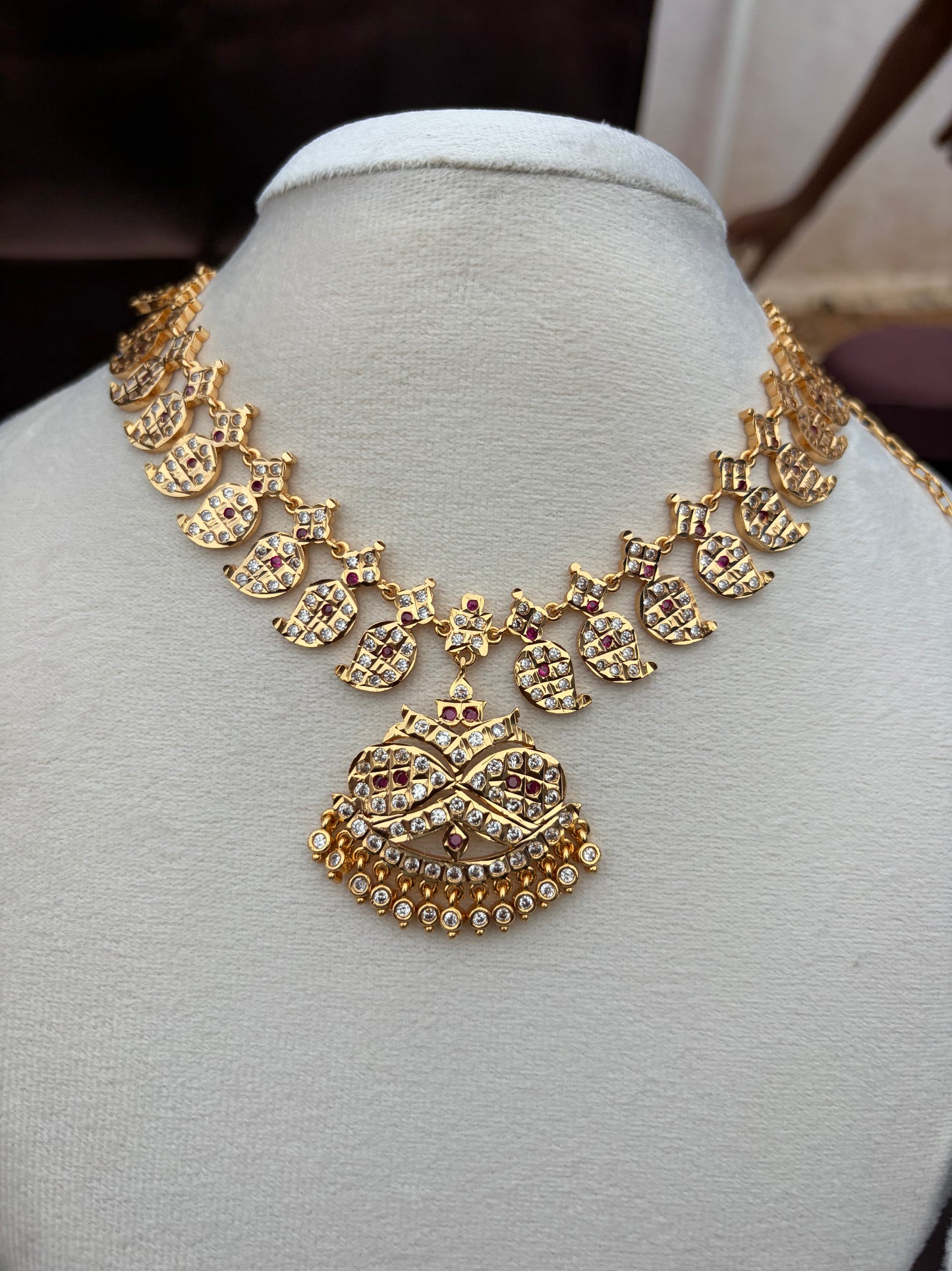 bold manga motif with pendant impon necklace